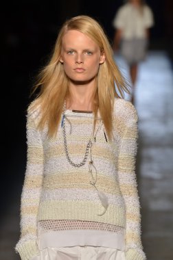 New york, ny - 11 Eylül: bir model edun bahar 2012 fashion show mercedes-benz Moda Haftası 11 Eylül 2011 tarihinde new york city'de pist yürür