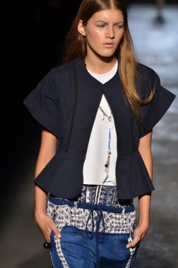 New york, ny - 11 Eylül: bir model edun bahar 2012 fashion show mercedes-benz Moda Haftası 11 Eylül 2011 tarihinde new york city'de pist yürür