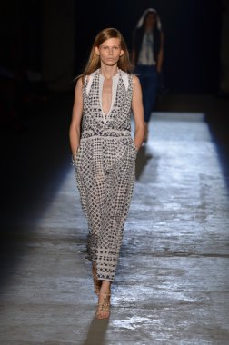 New york, ny - 11 Eylül: bir model edun bahar 2012 fashion show mercedes-benz Moda Haftası 11 Eylül 2011 tarihinde new york city'de pist yürür