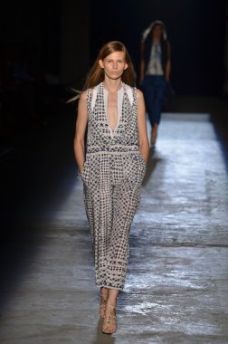 New york, ny - 11 Eylül: bir model edun bahar 2012 fashion show mercedes-benz Moda Haftası 11 Eylül 2011 tarihinde new york city'de pist yürür