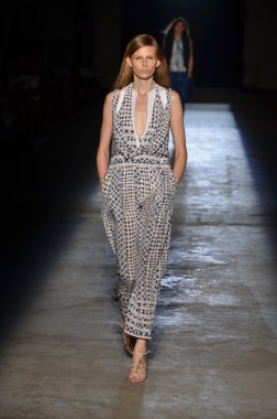 New york, ny - 11 Eylül: bir model edun bahar 2012 fashion show mercedes-benz Moda Haftası 11 Eylül 2011 tarihinde new york city'de pist yürür