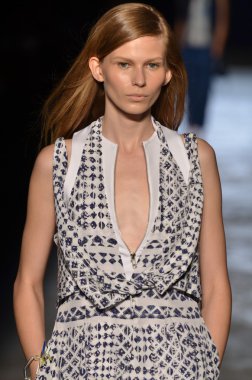 New york, ny - 11 Eylül: bir model edun bahar 2012 fashion show mercedes-benz Moda Haftası 11 Eylül 2011 tarihinde new york city'de pist yürür