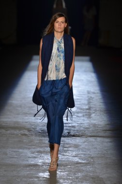 New york, ny - 11 Eylül: bir model edun bahar 2012 fashion show mercedes-benz Moda Haftası 11 Eylül 2011 tarihinde new york city'de pist yürür