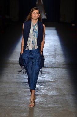 New york, ny - 11 Eylül: bir model edun bahar 2012 fashion show mercedes-benz Moda Haftası 11 Eylül 2011 tarihinde new york city'de pist yürür