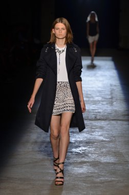 New york, ny - 11 Eylül: bir model edun bahar 2012 fashion show mercedes-benz Moda Haftası 11 Eylül 2011 tarihinde new york city'de pist yürür