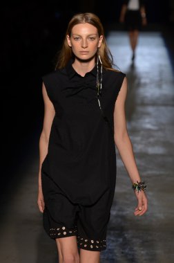 New york, ny - 11 Eylül: bir model edun bahar 2012 fashion show mercedes-benz Moda Haftası 11 Eylül 2011 tarihinde new york city'de pist yürür