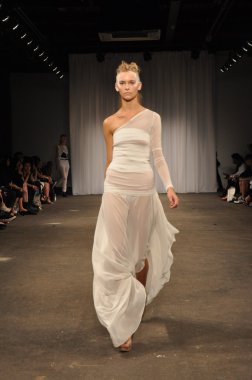 New york, ny - 11 Eylül: bir model parkchoonmoo bahar 2012 defile mercedes-benz moda haftası sırasında eyebeam galeride 11 Eylül 2011 new york city'de pist yürür