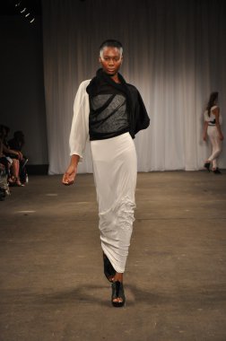 New york, ny - 11 Eylül: bir model parkchoonmoo bahar 2012 defile mercedes-benz moda haftası sırasında eyebeam galeride 11 Eylül 2011 new york city'de pist yürür