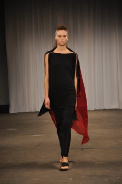 New york, ny - 11 Eylül: bir model parkchoonmoo bahar 2012 defile mercedes-benz moda haftası sırasında eyebeam galeride 11 Eylül 2011 new york city'de pist yürür