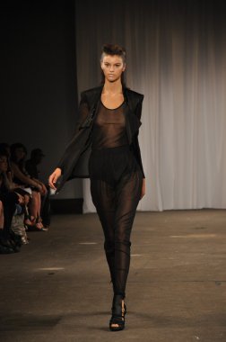 New york, ny - 11 Eylül: bir model parkchoonmoo bahar 2012 defile mercedes-benz moda haftası sırasında eyebeam galeride 11 Eylül 2011 new york city'de pist yürür