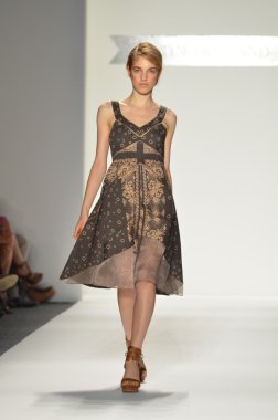 New york, ny - 11 Eylül: manken, 2012 moda show mercedes-benz moda haftası lincoln Center Studio 11 Eylül 2011 tarihinde new york c timo weiland bahar pist yürür