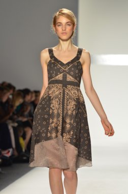 New york, ny - 11 Eylül: manken, 2012 moda show mercedes-benz moda haftası lincoln Center Studio 11 Eylül 2011 tarihinde new york c timo weiland bahar pist yürür