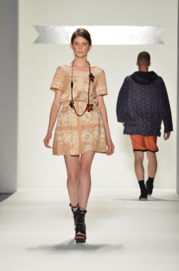 New york, ny - 11 Eylül: manken, 2012 moda show mercedes-benz moda haftası lincoln Center Studio 11 Eylül 2011 tarihinde new york c timo weiland bahar pist yürür