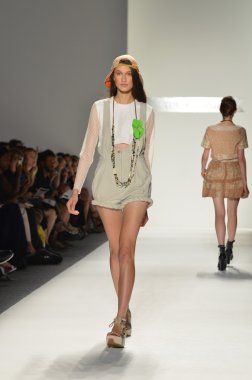 New york, ny - 11 Eylül: manken, 2012 moda show mercedes-benz moda haftası lincoln Center Studio 11 Eylül 2011 tarihinde new york c timo weiland bahar pist yürür