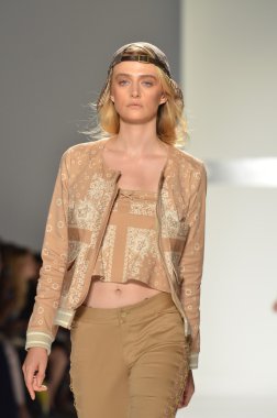 New york, ny - 11 Eylül: manken, 2012 moda show mercedes-benz moda haftası lincoln Center Studio 11 Eylül 2011 tarihinde new york c timo weiland bahar pist yürür