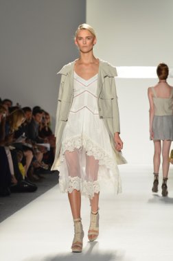 New york, ny - 11 Eylül: manken, 2012 moda show mercedes-benz moda haftası lincoln Center Studio 11 Eylül 2011 tarihinde new york c timo weiland bahar pist yürür