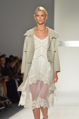 New york, ny - 11 Eylül: manken, 2012 moda show mercedes-benz moda haftası lincoln Center Studio 11 Eylül 2011 tarihinde new york c timo weiland bahar pist yürür