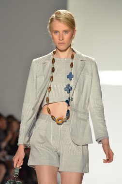 New york, ny - 11 Eylül: manken, 2012 moda show mercedes-benz moda haftası lincoln Center Studio 11 Eylül 2011 tarihinde new york c timo weiland bahar pist yürür