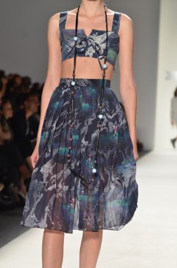 New york, ny - 11 Eylül: manken, 2012 moda show mercedes-benz moda haftası lincoln Center Studio 11 Eylül 2011 tarihinde new york c timo weiland bahar pist yürür