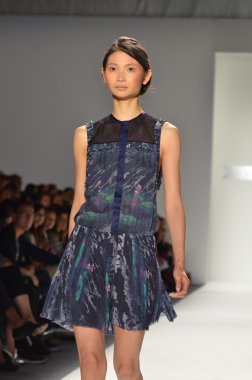 New york, ny - 11 Eylül: manken, 2012 moda show mercedes-benz moda haftası lincoln Center Studio 11 Eylül 2011 tarihinde new york c timo weiland bahar pist yürür