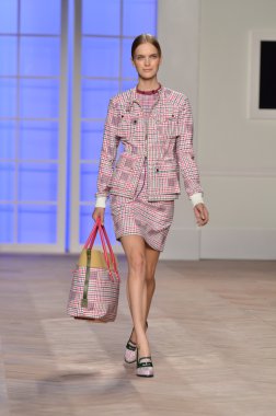 New york, ny - 11 Eylül: manken tommy hilfiger bahar 2012 kadın koleksiyonu Theater lincoln Center'da pist üzerinde 11 Eylül 2011 new York'ta giyer