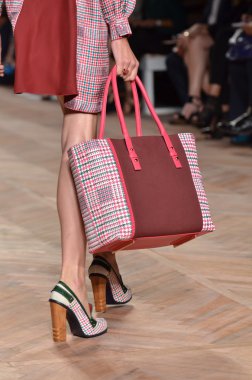 New york, ny - 11 Eylül: manken tommy hilfiger bahar 2012 kadın koleksiyonu Theater lincoln Center'da pist üzerinde 11 Eylül 2011 new York'ta giyer