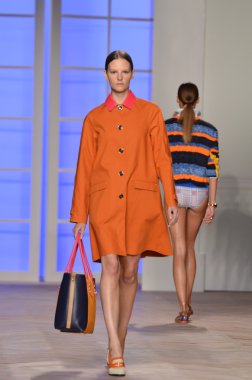 New york, ny - 11 Eylül: manken tommy hilfiger bahar 2012 kadın koleksiyonu Theater lincoln Center'da pist üzerinde 11 Eylül 2011 new York'ta giyer