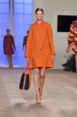 New york, ny - 11 Eylül: manken tommy hilfiger bahar 2012 kadın koleksiyonu Theater lincoln Center'da pist üzerinde 11 Eylül 2011 new York'ta giyer