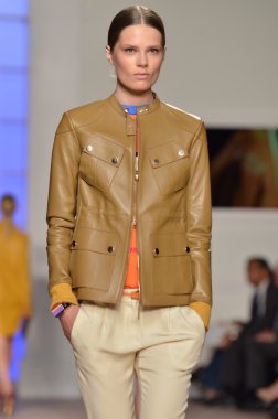 New york, ny - 11 Eylül: manken tommy hilfiger bahar 2012 kadın koleksiyonu Theater lincoln Center'da pist üzerinde 11 Eylül 2011 new York'ta giyer