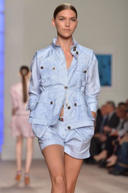 New york, ny - 11 Eylül: manken tommy hilfiger bahar 2012 kadın koleksiyonu Theater lincoln Center'da pist üzerinde 11 Eylül 2011 new York'ta giyer