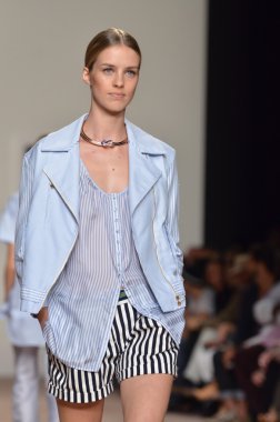 New york, ny - 11 Eylül: manken tommy hilfiger bahar 2012 kadın koleksiyonu Theater lincoln Center'da pist üzerinde 11 Eylül 2011 new York'ta giyer