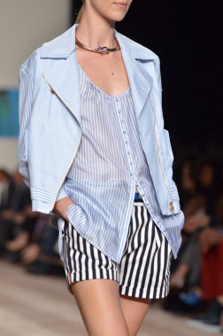 New york, ny - 11 Eylül: manken tommy hilfiger bahar 2012 kadın koleksiyonu Theater lincoln Center'da pist üzerinde 11 Eylül 2011 new York'ta giyer