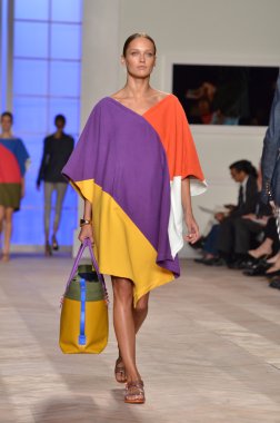 New york, ny - 11 Eylül: manken tommy hilfiger bahar 2012 kadın koleksiyonu Theater lincoln Center'da pist üzerinde 11 Eylül 2011 new York'ta giyer