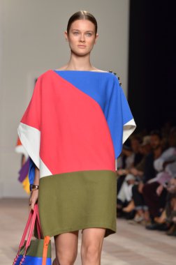 New york, ny - 11 Eylül: manken tommy hilfiger bahar 2012 kadın koleksiyonu Theater lincoln Center'da pist üzerinde 11 Eylül 2011 new York'ta giyer