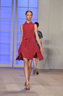 New york, ny - 11 Eylül: manken tommy hilfiger bahar 2012 kadın koleksiyonu Theater lincoln Center'da pist üzerinde 11 Eylül 2011 new York'ta giyer