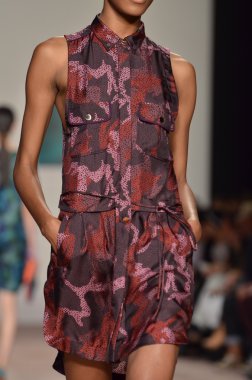 New york, ny - 11 Eylül: manken tommy hilfiger bahar 2012 kadın koleksiyonu Theater lincoln Center'da pist üzerinde 11 Eylül 2011 new York'ta giyer