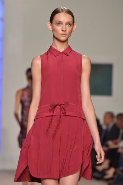 New york, ny - 11 Eylül: manken tommy hilfiger bahar 2012 kadın koleksiyonu Theater lincoln Center'da pist üzerinde 11 Eylül 2011 new York'ta giyer
