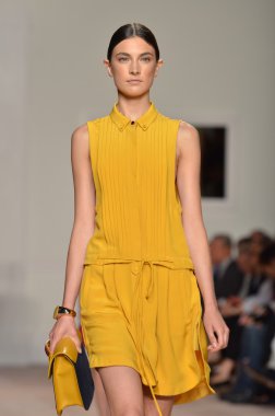 New york, ny - 11 Eylül: manken tommy hilfiger bahar 2012 kadın koleksiyonu Theater lincoln Center'da pist üzerinde 11 Eylül 2011 new York'ta giyer