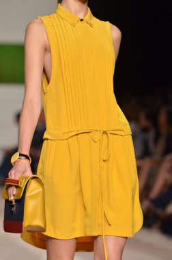 New york, ny - 11 Eylül: manken tommy hilfiger bahar 2012 kadın koleksiyonu Theater lincoln Center'da pist üzerinde 11 Eylül 2011 new York'ta giyer