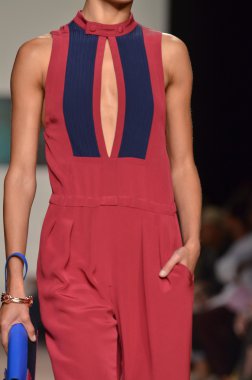 New york, ny - 11 Eylül: manken tommy hilfiger bahar 2012 kadın koleksiyonu Theater lincoln Center'da pist üzerinde 11 Eylül 2011 new York'ta giyer