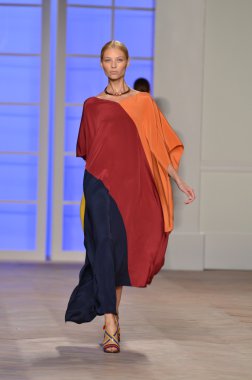 New york, ny - 11 Eylül: manken tommy hilfiger bahar 2012 kadın koleksiyonu Theater lincoln Center'da pist üzerinde 11 Eylül 2011 new York'ta giyer