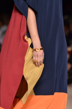 New york, ny - 11 Eylül: manken tommy hilfiger bahar 2012 kadın koleksiyonu Theater lincoln Center'da pist üzerinde 11 Eylül 2011 new York'ta giyer