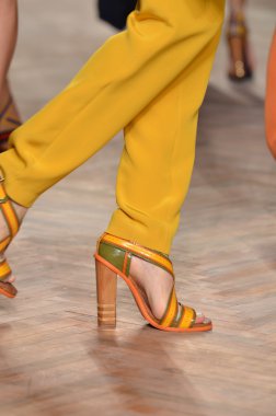 New york, ny - 11 Eylül: manken tommy hilfiger bahar 2012 kadın koleksiyonu Theater lincoln Center'da pist üzerinde 11 Eylül 2011 new York'ta giyer