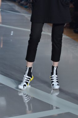 New york, ny - 11 Eylül: bir model new York'ta 11 Eylül 2011 tarihinde 82 mercer, mercedes-benz moda haftası sırasında y-3 bahar 2012 moda şovunda pist yürür