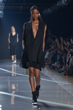 New york, ny - 11 Eylül: bir model new York'ta 11 Eylül 2011 tarihinde 82 mercer, mercedes-benz moda haftası sırasında y-3 bahar 2012 moda şovunda pist yürür