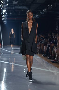 New york, ny - 11 Eylül: bir model new York'ta 11 Eylül 2011 tarihinde 82 mercer, mercedes-benz moda haftası sırasında y-3 bahar 2012 moda şovunda pist yürür