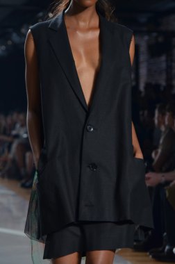 New york, ny - 11 Eylül: bir model new York'ta 11 Eylül 2011 tarihinde 82 mercer, mercedes-benz moda haftası sırasında y-3 bahar 2012 moda şovunda pist yürür