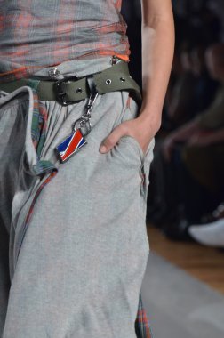 New york, ny - 11 Eylül: bir model new York'ta 11 Eylül 2011 tarihinde 82 mercer, mercedes-benz moda haftası sırasında y-3 bahar 2012 moda şovunda pist yürür