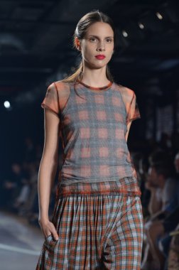 New york, ny - 11 Eylül: bir model new York'ta 11 Eylül 2011 tarihinde 82 mercer, mercedes-benz moda haftası sırasında y-3 bahar 2012 moda şovunda pist yürür