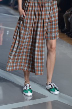 New york, ny - 11 Eylül: bir model new York'ta 11 Eylül 2011 tarihinde 82 mercer, mercedes-benz moda haftası sırasında y-3 bahar 2012 moda şovunda pist yürür